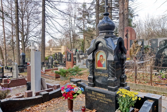 Массивный памятник из гранита в православном стиле