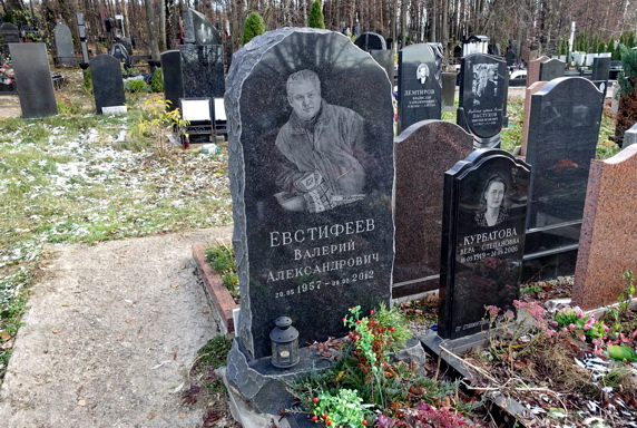 Надгробье классической формы с краем под естественный скол
